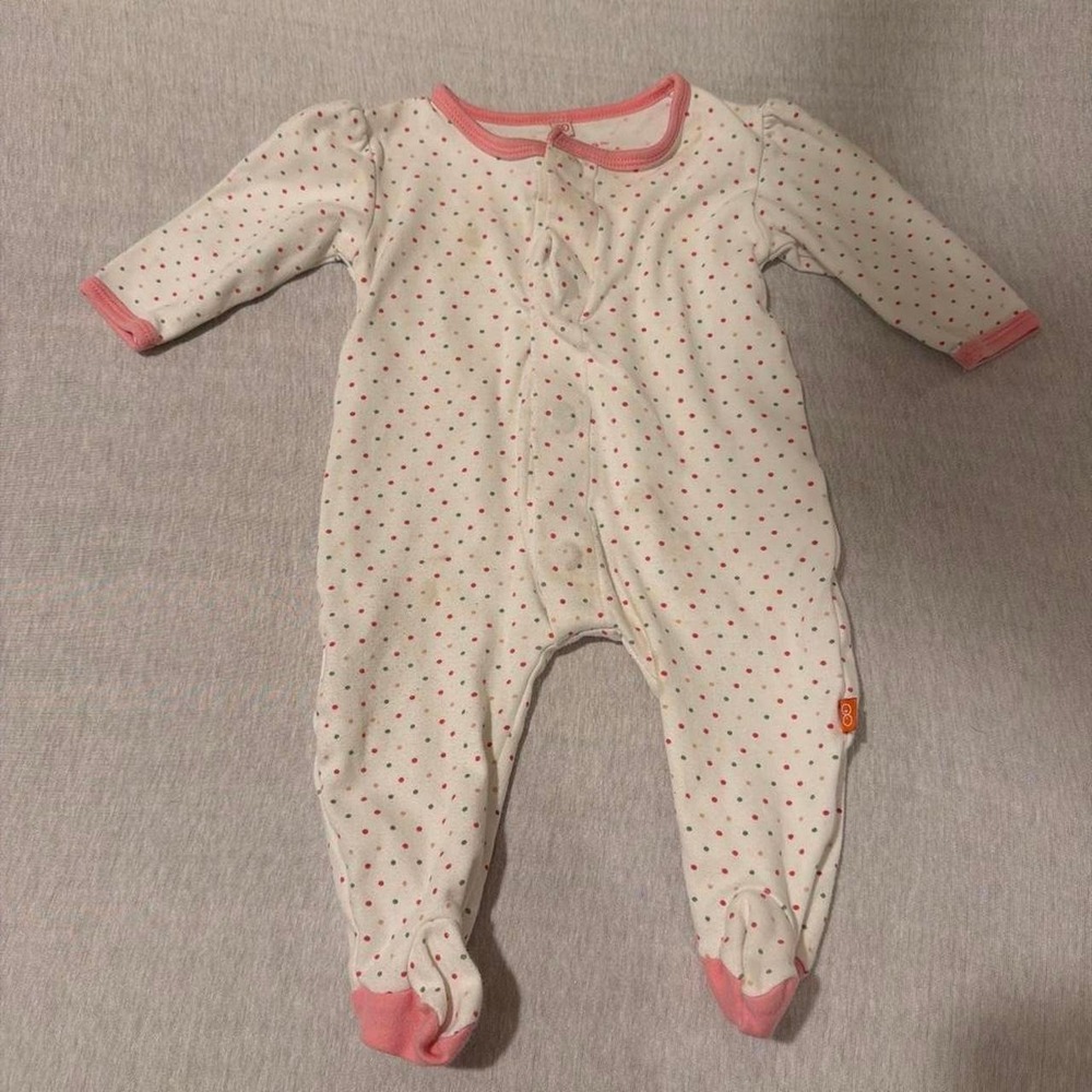 Smart‎ close by magnificent baby sleeper with magnetic closings. 100% cotton